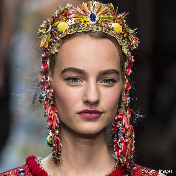 A grife Dolce & Gabbana apostou na beleza mais romântica com olhos delineados e batom rosado